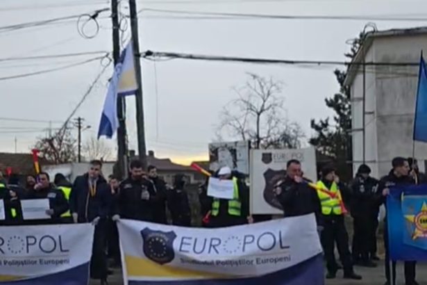 video peste 100 de politisti de frontiera protesteaza impotriva taierilor salariale 6783806419877