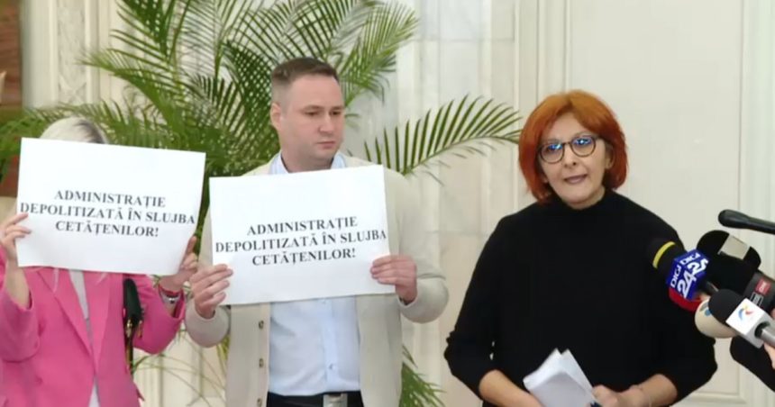 Protest la Camera Deputaților după concedierile anunțate de Ilie Bolojan: Să își reducă el cheltuielile 1 video protest la camera deputatilor dupa concedierile anuntate de ilie bolojan sa isi reduca el cheltuielile 679764eee1f2e