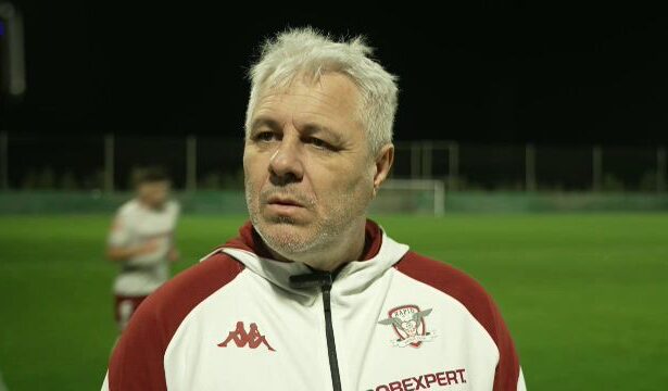 video reactia lui marius sumudica dupa ce a aflat ca darius olaru s a accidentat in amicalul fcsb ului 678145115f937