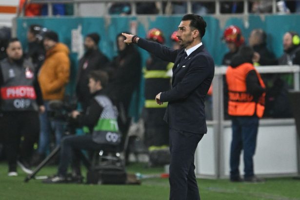 video replica lui elias charalambous dupa ce gigi becali a criticat sistemul de joc folosit de fcsb in meciul cu manchester united 679c7d0ed1932
