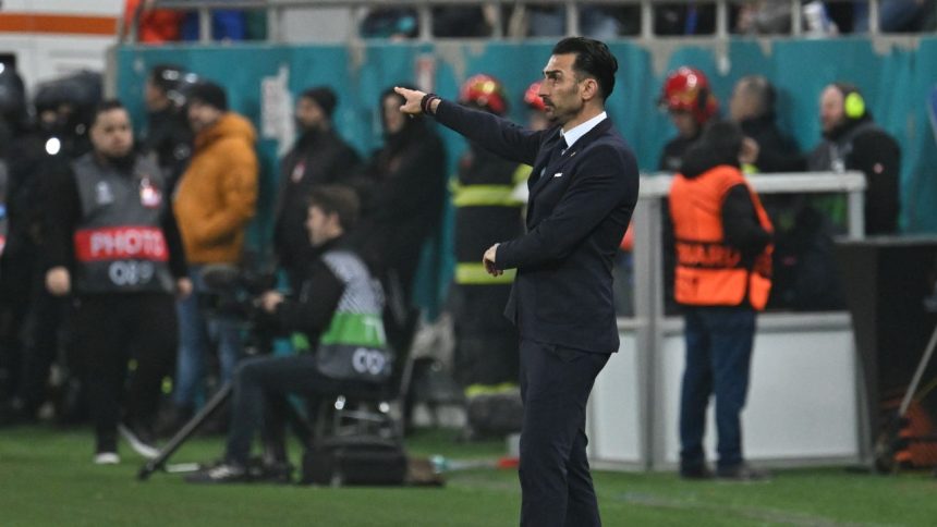 Replica lui Elias Charalambous după criticile lui Gigi Becali la adresa sistemului de joc folosit de FCSB în meciul cu Manchester United 1 video replica lui elias charalambous dupa ce gigi becali a criticat sistemul de joc folosit de fcsb in meciul cu manchester united 679c7d0ed1932