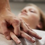Resuscitare realizată sub amenințarea cuțitului. Experiența șocantă trăită de un medic de Ambulanță: „Se auzea cum umblă în tacâmuri” 3 video resuscitare facuta sub amenintarea cutitului experienta socanta traita de un medic de ambulanta se auzea cum umbla in tacamuri 679885563afca