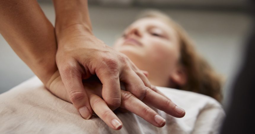Resuscitare realizată sub amenințarea cuțitului. Experiența șocantă trăită de un medic de Ambulanță: „Se auzea cum umblă în tacâmuri” 1 video resuscitare facuta sub amenintarea cutitului experienta socanta traita de un medic de ambulanta se auzea cum umbla in tacamuri 679885563afca