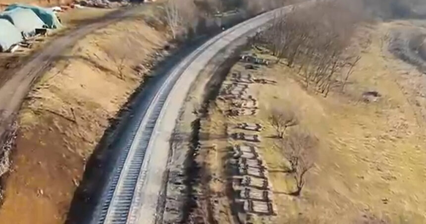 Situație absurdă la Ocna Sibiului: șinele de tren au rămas neschimbate, după luni de reparații. Cum motivează constructorii 1 video situatie absurda la ocna sibiului sinele de tren au ramas neschimbate dupa luni de reparatii cum motiveaza constructorii 677f80809f90d