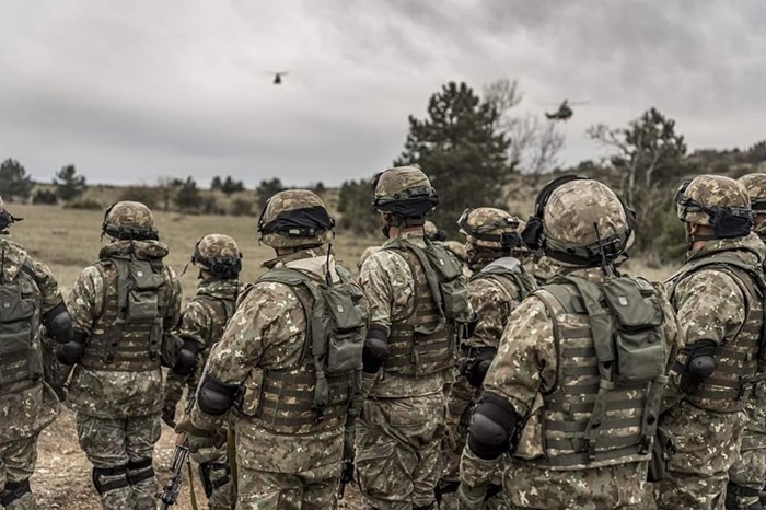 video stagiu militar obligatoriu pentru baieti si optional pentru fete un aspirant la functia de presedinte a romaniei sustine aceasta idee 677d8a8308623