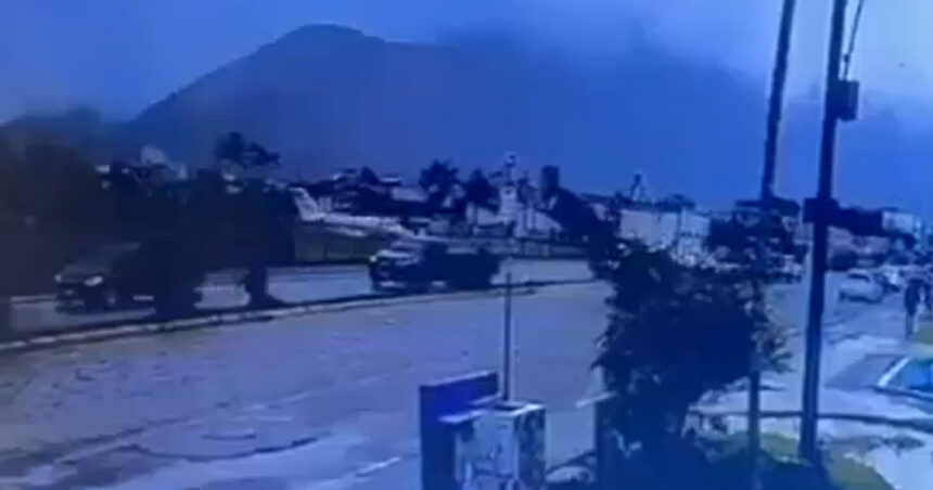 Un avion de mici dimensiuni, cu cinci oameni la bord, s-a prăbușit pe coasta Braziliei, iar momentul exploziei a fost surprins de o cameră. 1 video un avion de mici dimensiuni cu cinci oameni la bord s a prabusit pe coasta braziliei momentul exploziei a fost surprins de o camera 6780dc6fb0f8e
