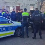 video urmarire in trafic un tanar a refuzat sa opreasca la semnalele politistilor si si a abandonat masina incercand sa fuga se pare ca nu avea permis 677d3ca35920f