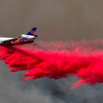 videofoto bombardament cu apa si substante ignifuge eforturi supraomenesti ale pompierilor la los angeles numarul victimelor creste 6783c1a7cbdd1