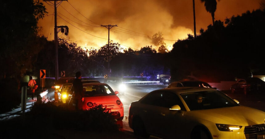 videofoto incendiu violent la periferia los angeles a fost declarata stare de urgenta zeci de mii de oameni au fost evacuati 677e195411076
