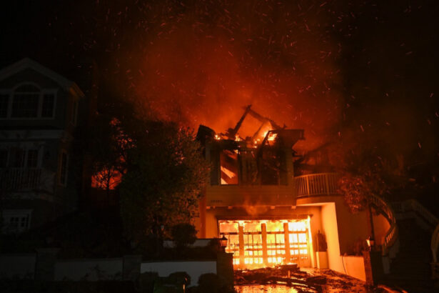 videofoto jamie lee curtis billy crystal paris hilton printre vedetele care si au pierdut casele din los angeles din cauza incendiilor 678115268e454
