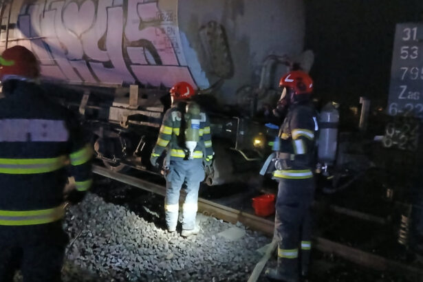videofoto trenul de 12 vagoane din mures isi reia traseul echipele de interventie au reusit sa remedieze scurgerile de la cisterna afectata 6778387a7c76f
