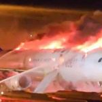 videofoto un airbus a321 a luat foc pe pista unui aeroport din coreea de sud 176 de oameni aflati la bord au fost evacuati 67990af0350ef