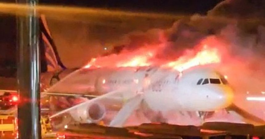 videofoto un airbus a321 a luat foc pe pista unui aeroport din coreea de sud 176 de oameni aflati la bord au fost evacuati 67990af0350ef