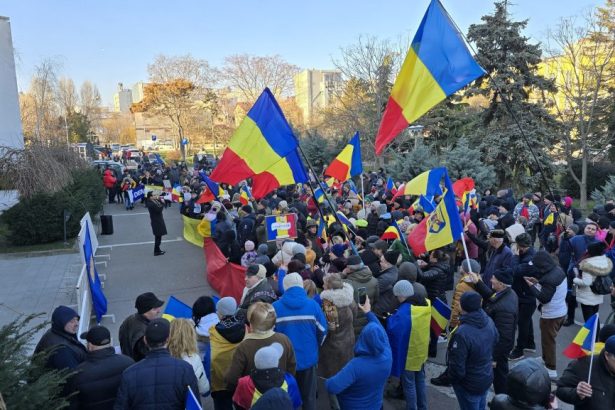 videogalrie foto protest in fata prefecturii constanta aproximativ 250 de oameni s au adunat sa scandeze uniti cu toti sa scapam de hoti 678bb1ef1cdbc