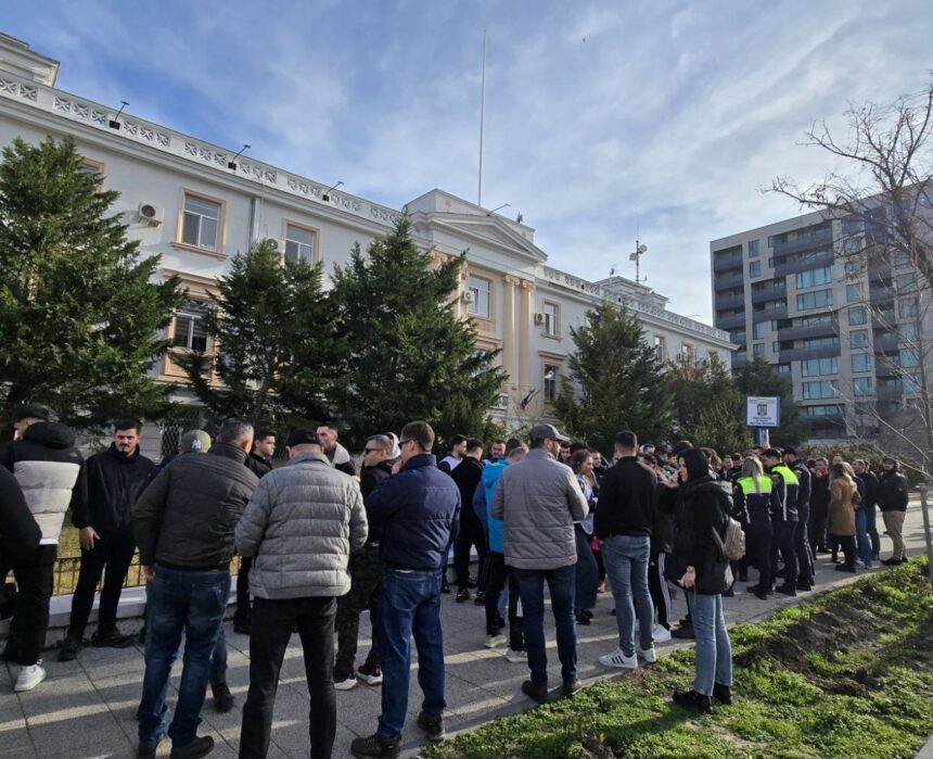 Vineri, un nou protest în fața IPJ Constanța organizat de Biroul teritorial al SNPPC Constanța, cu participarea membrilor filialei 1 a SCMD, ai ANCMR și rezerviștilor neafiliați. 1 vineri un nou protest in fata ipj constanta organizat de biroul teritorul al snppc constanta la manifestatie participa si membrii filialei 1 a scmd ai ancmr si rezervisti neafiliati 677fd9284aa8c