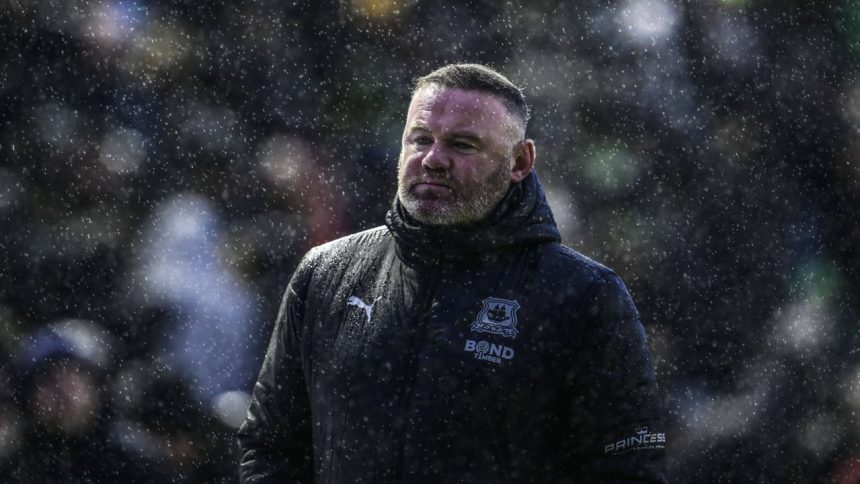Wayne Rooney, ofertat la câteva zile după demitere! I s-a prezentat un contract de 235.000 de euro. 1 wayne rooney ofertat la cateva zile dupa demitere antrenorului i s a pus in fata contractul 235 000 de euro 678ca0a59f983