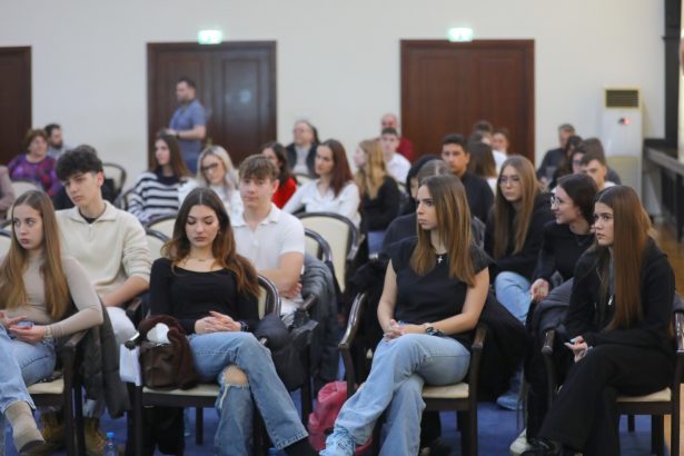 zeci de elevi constanteni participanti la un program european privind dezvoltarea abilitatilor tinerilor viceprimarul rasauteanu sustinem astfel de initiative educational 6792167241395