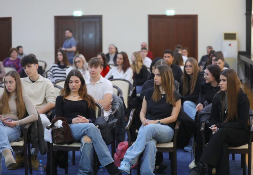 zeci de elevi constanteni participanti la un program european privind dezvoltarea abilitatilor tinerilor viceprimarul rasauteanu sustinem astfel de initiative educational 6792167241395
