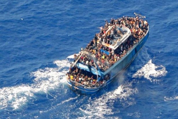 230 de imigranti au fost salvati pe mare in timp ce incercau sa ajunga in marea britanie in timp ce alti doi au fost gasiti morti 67a9babba5de4