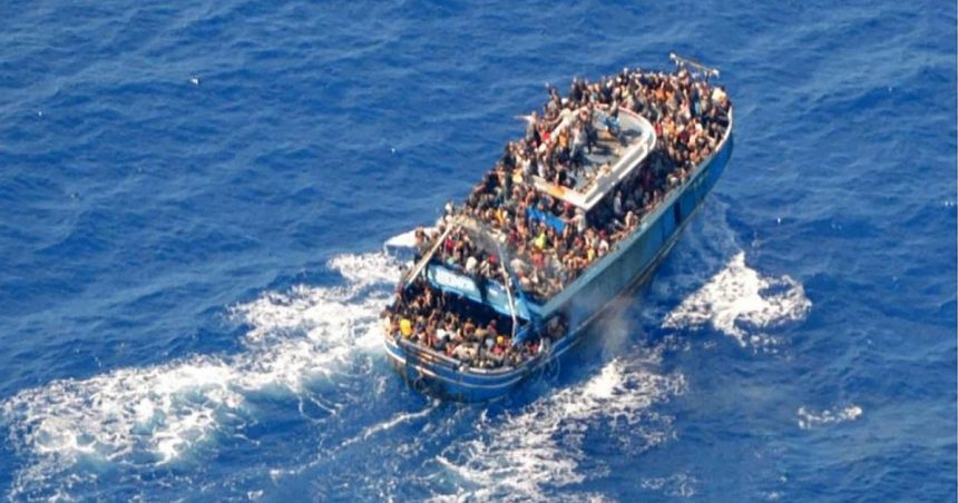230 de imigranti au fost salvati pe mare in timp ce incercau sa ajunga in marea britanie in timp ce alti doi au fost gasiti morti 67a9babba5de4