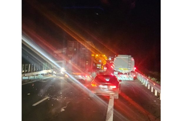 accident grav pe a2 doua tir uri s au ciocnit la kilometrul 101 iar traficul este blocat pe sensul spre constanta 67a3a9e105d26