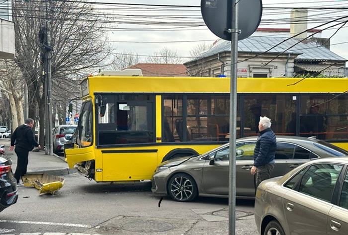 accident intre un autobuz si un autoturism in centrul constantei 67a866c5a16f3