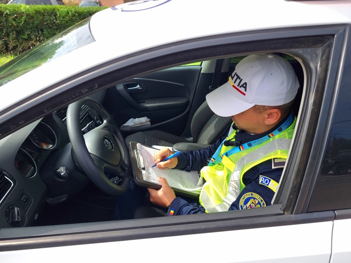 accident pe bulevardul aurel vlaicu un sofer baut s a izbit de sensul giratoriu 67bb060e046ca