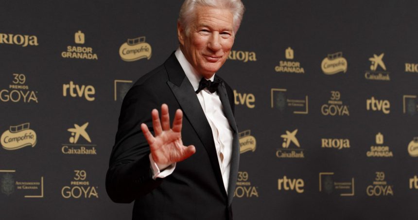 Richard Gere îl consideră pe Trump „o brută, un gangster” și afirmă că „peste tot, autoritarismul preia controlul” 1 actorul richard gere il considera o bruta un gangster pe trump peste tot autoritarismul preia controlul 67a9e1621819b