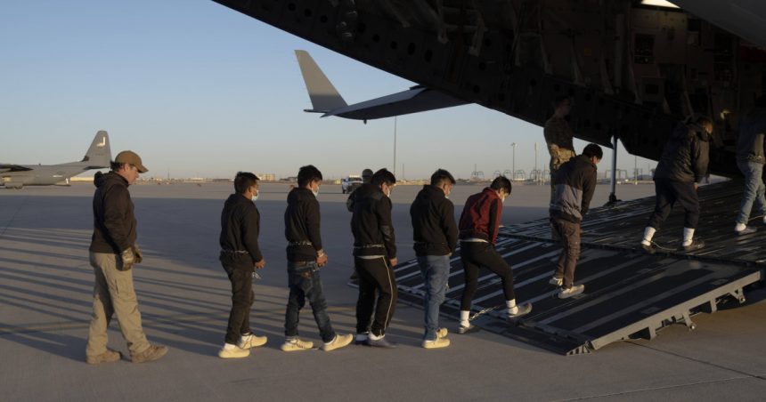 administratia trump a deportat peste 37 000 de persoane in prima luna de mandat deportarile se vor intensifica lunile viitoare 67b8caef9ee2b