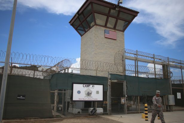 administratia trump a inceput trimiterea imigrantilor ilegali la baza militara guantanamo 67a326a25e6dd
