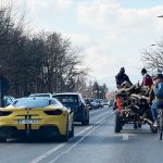Ai căluțu’ ai bănuțu’: Imagine VIRALĂ cu un Ferrari circulând lângă o căruță cu lemne 3 ai calutu ai banutu imagine virala cu un ferrari care circula langa o caruta cu lemne 67a460b55ce70