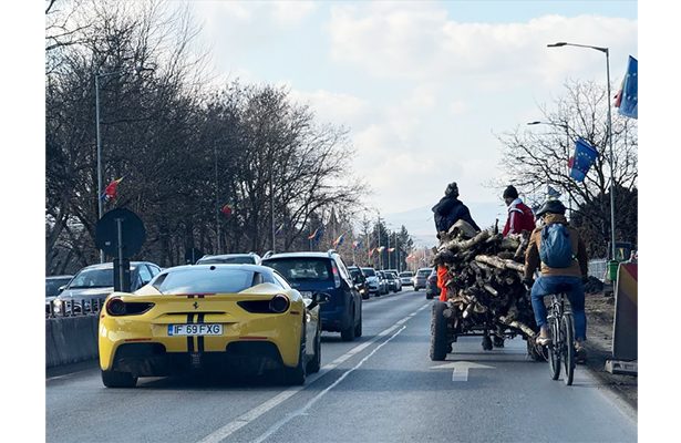 ai calutu ai banutu imagine virala cu un ferrari care circula langa o caruta cu lemne 67a460b55ce70