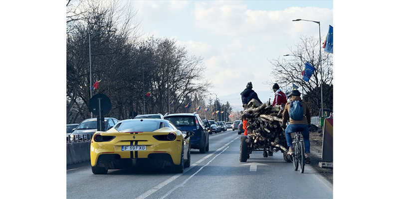 ai calutu ai banutu imagine virala cu un ferrari care circula langa o caruta cu lemne 67a460b55ce70