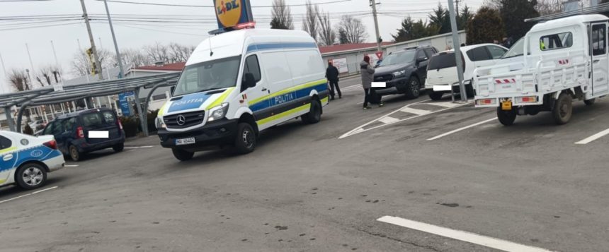 ALERTĂ în Mangalia: Un proiectil a fost descoperit în parcarea magazinului Lidl, iar zona a fost evacuată de autorități 1 alerta in mangalia un proiectil a fost descoperit in parcarea magazinului lidl iar zona a fost evacuata de autoritati 67c07d2d7a559