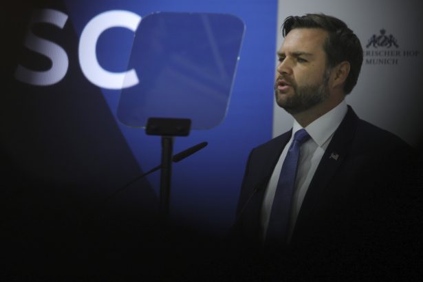 analiza vance foloseste jumatati de adevaruri pentru a tine prelegeri unui public european constient de amenintarea unui regim autoritar cnn 67b04e4552914