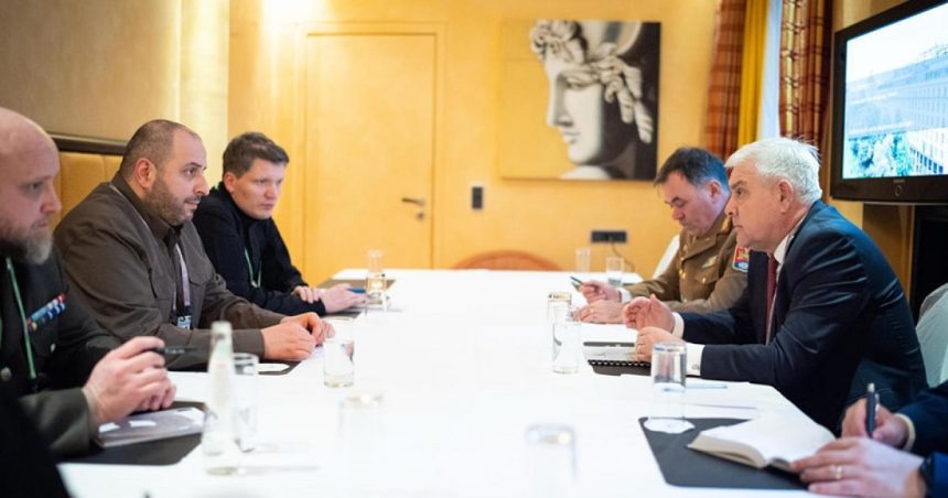Angel Tîlvăr a avut o întâlnire cu ministrul ucrainean al Apărării la Conferinţa de la Munchen, subliniind că „România rămâne un partener ferm”. 1 angel tilvar s a intalnit cu ministrul ucrainean al apararii la conferinta de la munchen romania ramane un partener ferm 67b187434e1b6