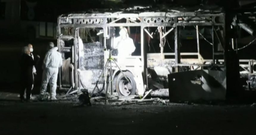 Atentat în Israel: Trei bombe au explodat în autobuze goale lângă Tel Aviv, iar alte două bombe au fost dezactivate. 1 atentat in israel trei bombe au explodat in autobuze goale in apropiere de tel aviv si alte doua bombe au fost dezactivate 67b809c31effb