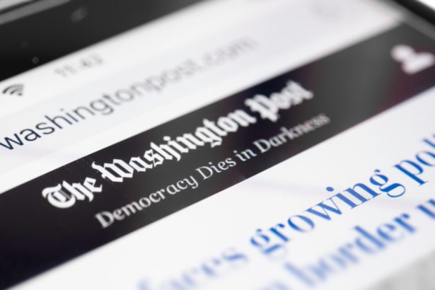 bezos a ordonat cotidianului the washington post sa se alinieze la viziunea lui trump directorul editorial a demisionat 67c00f140c996