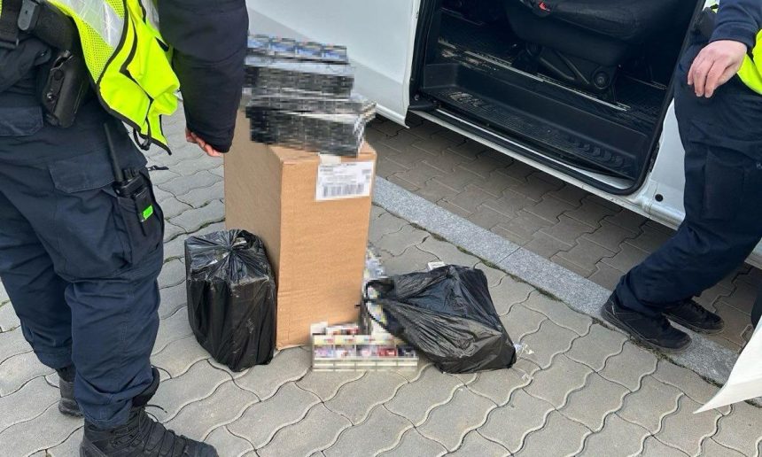 Captură uriașă pe DN39, între Mangalia și Constanța: Peste 16.000 de țigarete de contrabandă confiscate de polițiști 1 captura uriasa pe dn39 intre mangalia si constanta peste 16 000 de tigarete de contrabanda confiscate de politisti 67beec68850df