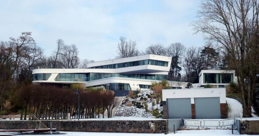 cea mai scumpa vila din germania a fost scoasa la vanzare pentru o suma astronomica proprietatea a fost subiect de controverse 67a5ec716c6f7