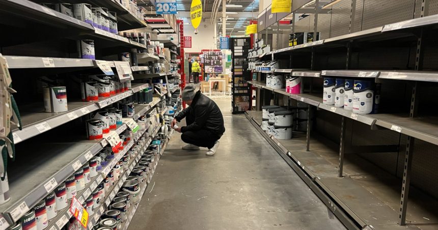 Consumatorii americani se pregătesc să golească magazinele, iar tarifele impuse de Trump ar putea genera noi scumpiri. 1 consumatorii americani se pregatesc sa goleasca magazinele tarifele impuse de trump ar putea da nastere la noi scumpiri 67b582c8cd9a8