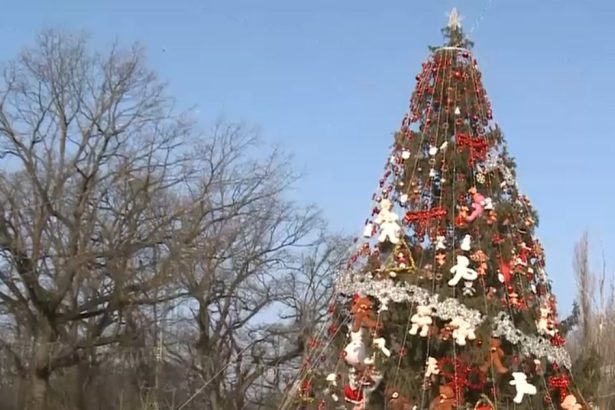 craciun in februarie un oras din romania inca aprinde luminitele si pastreaza ornamentele de la sarbatori explicatia autoritatilor 67ac613c5a2e3