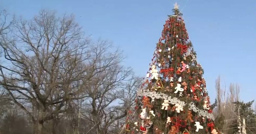 craciun in februarie un oras din romania inca aprinde luminitele si pastreaza ornamentele de la sarbatori explicatia autoritatilor 67ac613c5a2e3