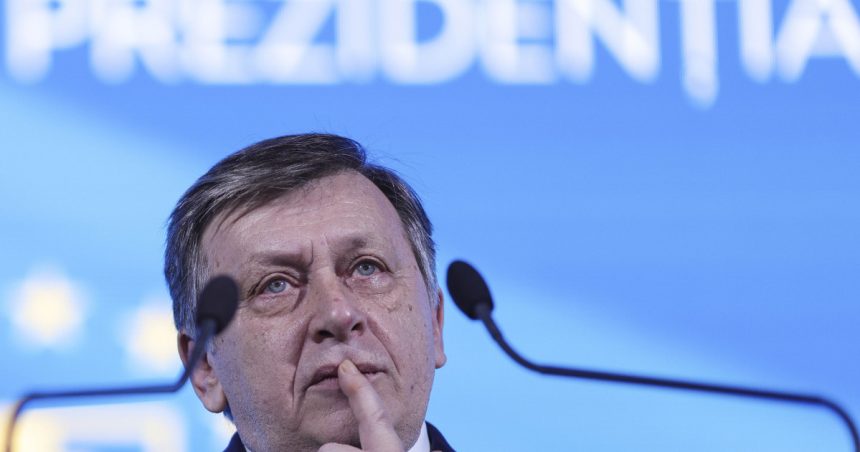 Crin Antonescu: Demisia lui Iohannis „este mai binevenită decât inițierea unui proces de suspendare” 1 crin antonescu demisia lui iohannis e preferabila declansarii unui proces de suspendare 67a9fd9393df0