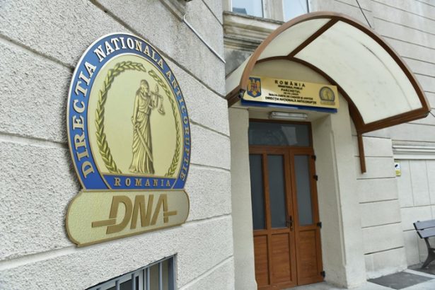 cutremur in politie comisarii sefi laviniu mugurel poinar si alin nicusor tarau trimisi in judecata de dna acuzatii oficiale 67a1fd092bf00
