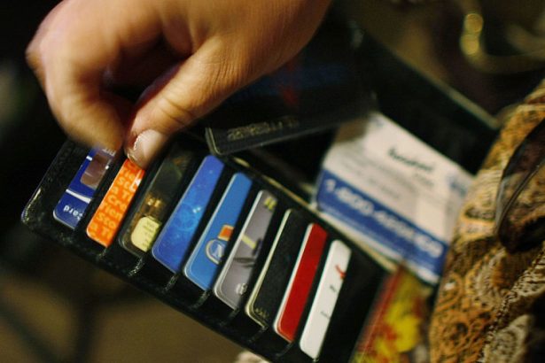 datoria cumulata de pe cardurile de credit ale americanilor a depasit 12 trilioane de dolari 67aeef23cf294