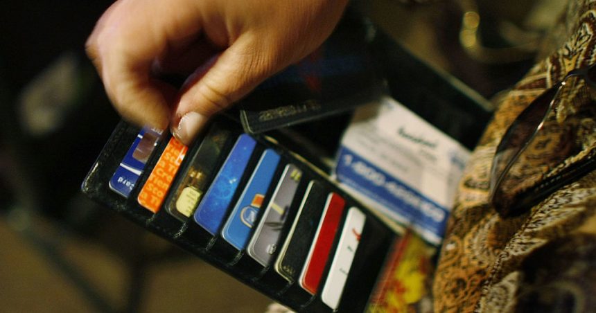 Datoria cumulată pe cardurile de credit ale americanilor a atins 1,2 trilioane de dolari 1 datoria cumulata de pe cardurile de credit ale americanilor a depasit 12 trilioane de dolari 67aeef23cf294