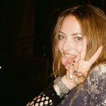 delia a implinit 43 de ani si si a aniversat ziua de nastere alaturi de sute de oameni a cantat cu paharul pe cap si a primit un tort sacosa 67a771bde57f6
