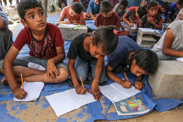 elevii din gaza sfideaza daunele razboiului si se intorc la scoala mesajul ministerului educatiei 67bdd561895e5