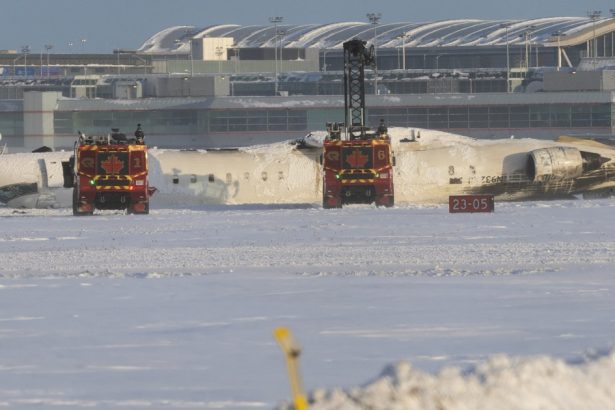 eram toti cu capul in jos atarnand pasagerii avionului rasturnat pe pista marturii despre accidentul aviatic din toronto 67b446c2c66b2